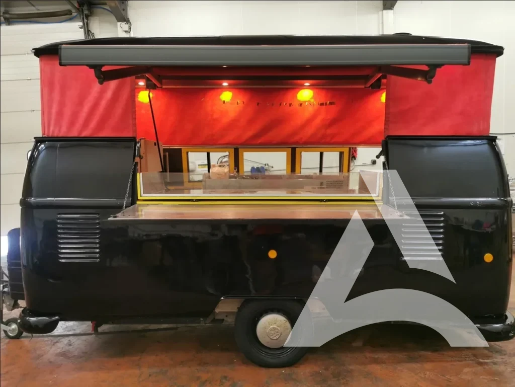 Vue d'ensemble d'un van. Nettoyage de la graisse sur le store