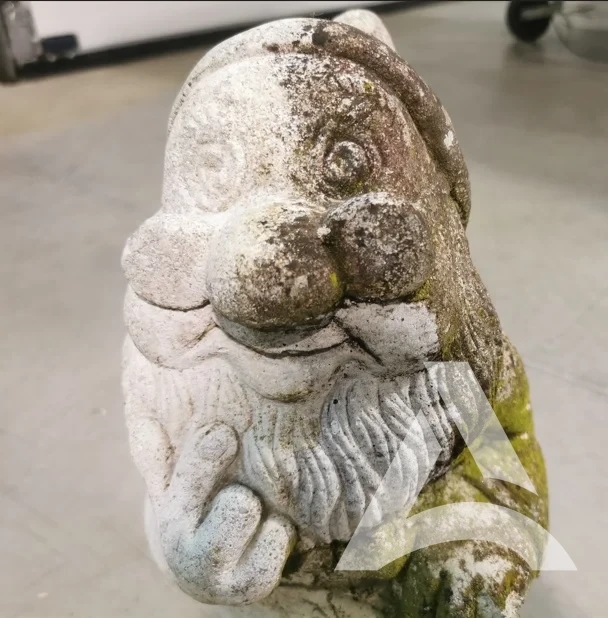 Comparatif avant après nettoyage décoration extérieure en ciment