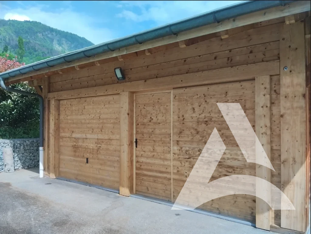 Vue d’ensemble façade ouest chalet bois après nettoyage porte extérieure