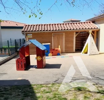 Aire de jeux extérieure avec sol souple en gomme encrassé avant nettoyage