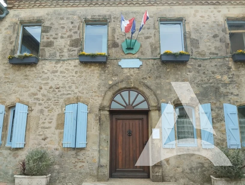 Façade de mairie en crépi ancien avant nettoyage