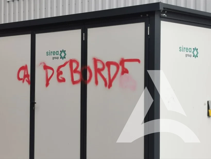 Armoire électrique extérieure avec tags et graffitis sur panneaux peints