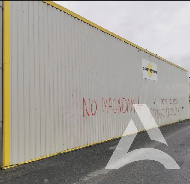 Bardage métallique peint avec tags et inscriptions vandales