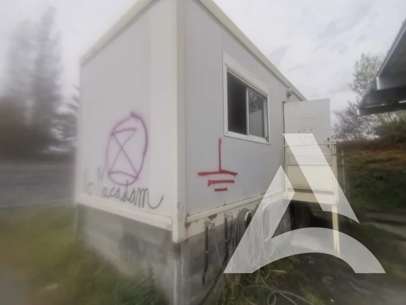 Bungalow modulaire extérieur avec tags rouges et violets sur bardage peint