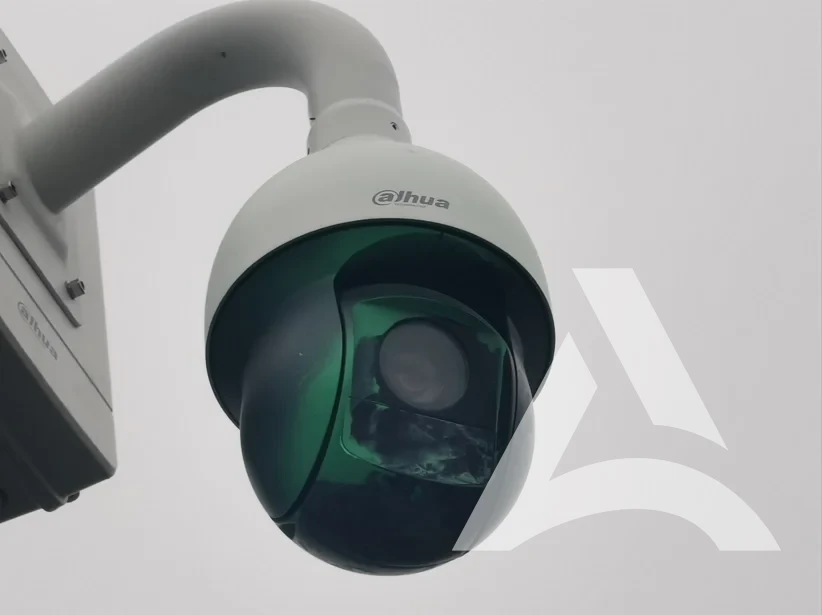 Présence de peinture sur le dôme de protection altérant la visibilité et l’esthétique de la caméra.