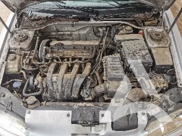 Compartiment moteur automobile fortement encrassé avant nettoyage