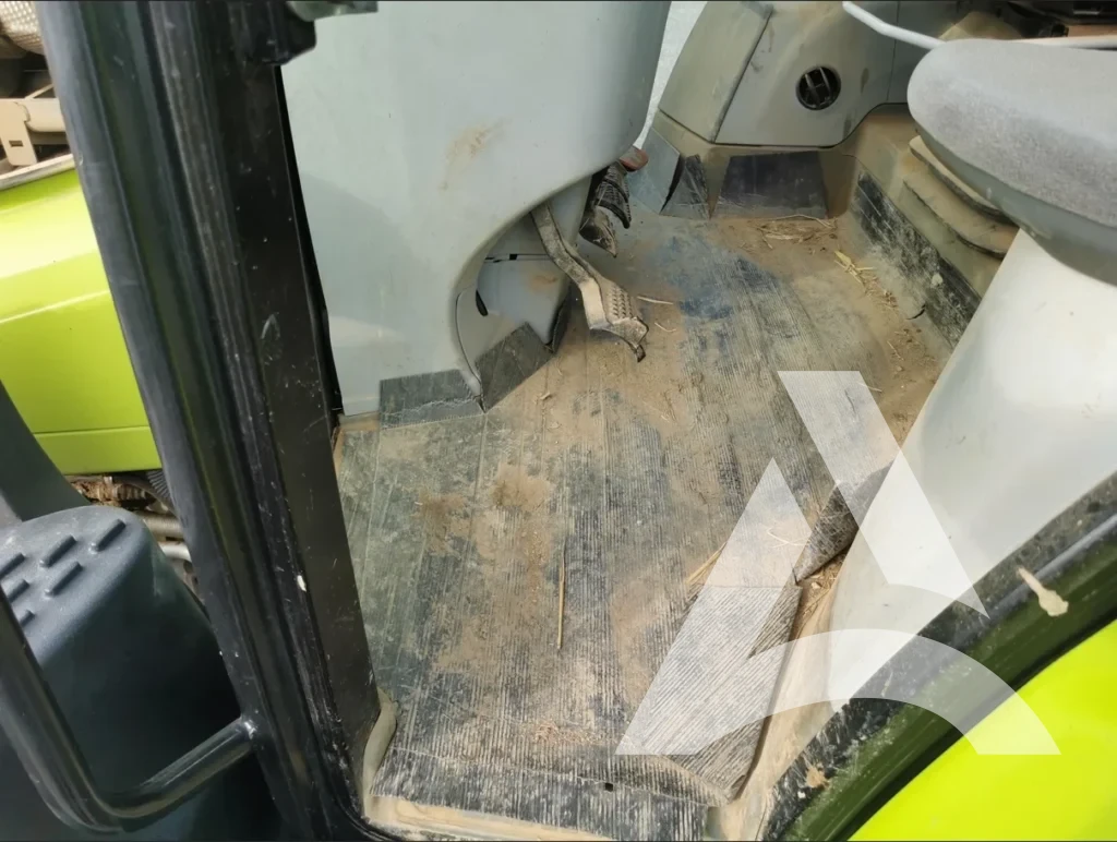 Intérieur de tracteur agricole encrassé par la boue et les résidus de terre