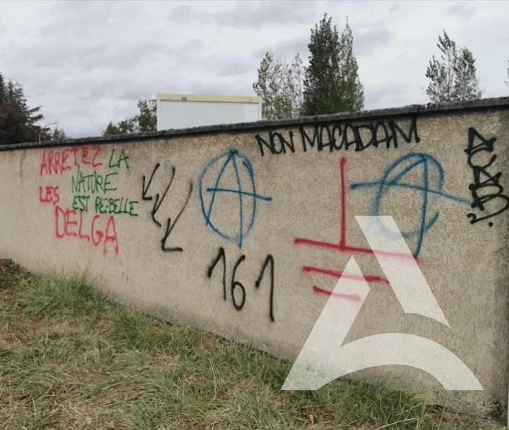 Mur en crépi extérieur recouvert de tags et graffitis avant nettoyage