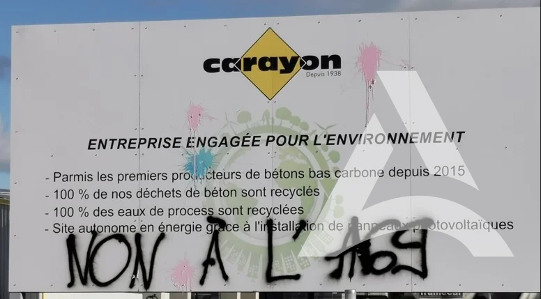 Panneau extérieur d’entreprise recouvert de tags à la peinture noire et rose