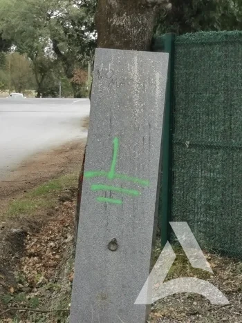 Pilier en ciment extérieur recouvert d’un tag vert