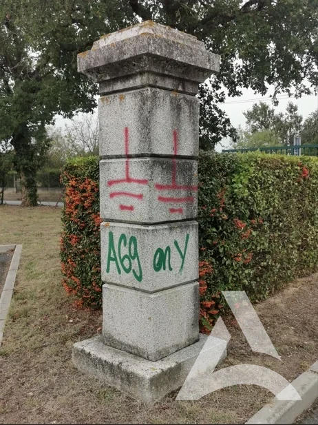 Pilier en pierre dégradé par des tags de peinture