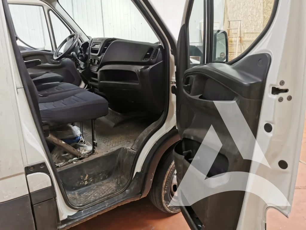 Intérieur côté droit d’un Renault Trafic encrassé par la boue et les résidus de chantier