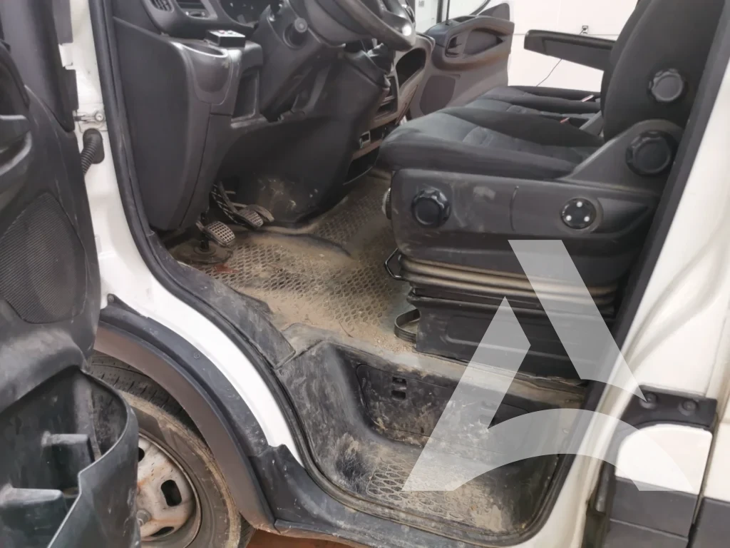 Poste conducteur d’un Renault Trafic encrassé par la boue avant nettoyage