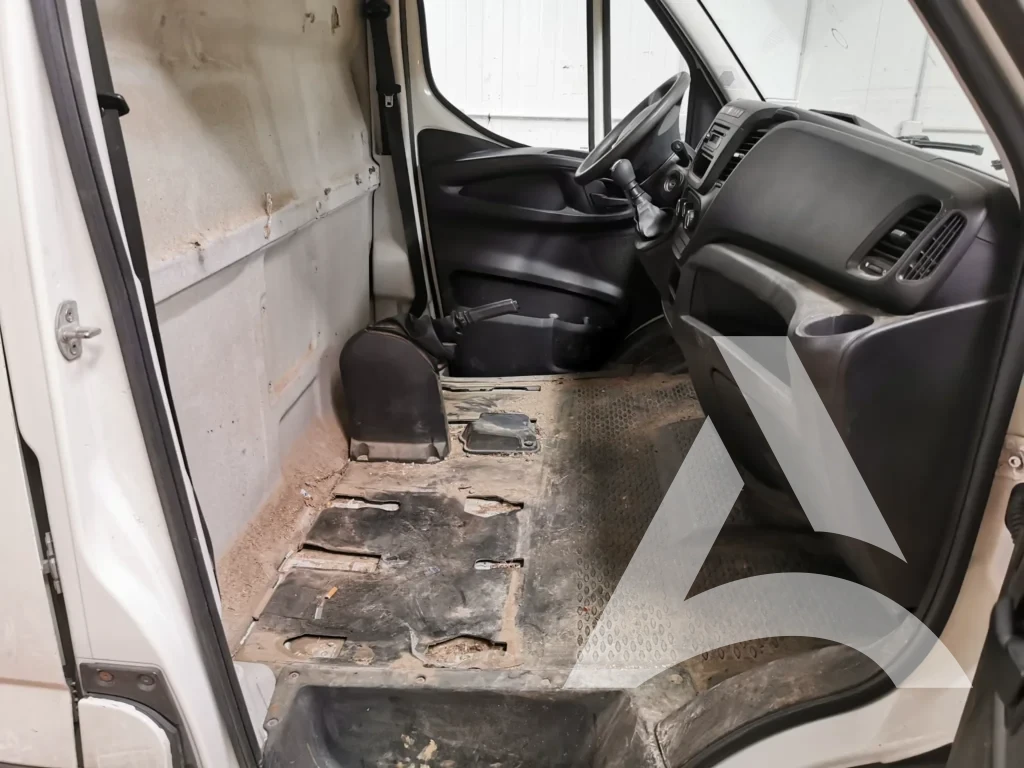 Intérieur de Trafic fortement encrassé par la boue avant nettoyage