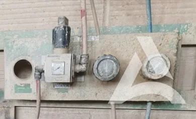 Ensemble de régulation pneumatique industriel encrassé par la terre et la colle