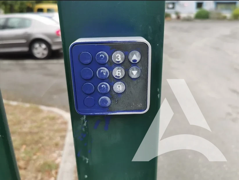 Clavier d’accès extérieur avec peinture de tag sur support plastique