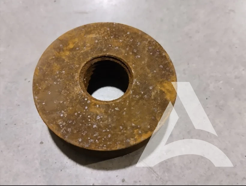 Coupleur métallique fortement rouillé avec pas de vis encrassé