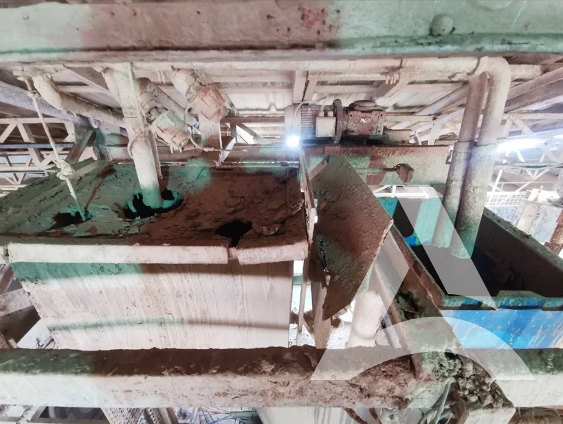 Cuve plastique industrielle encrassée par des résidus de colle sur structure acier et équipements mécaniques avant nettoyage