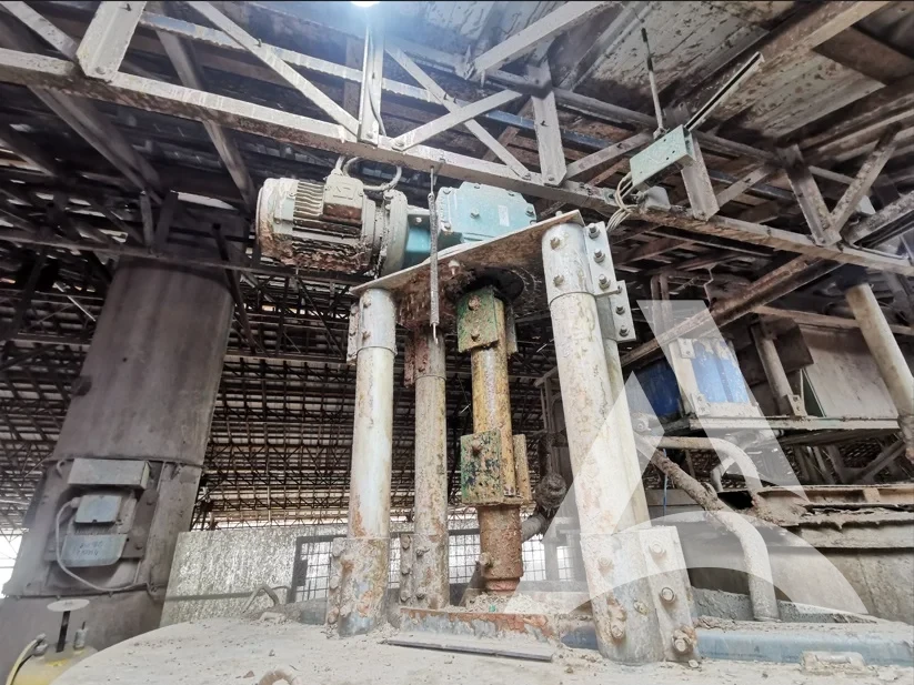 Isolants industriels en plastique et structure métallique encrassés par des résidus de colle avant nettoyage