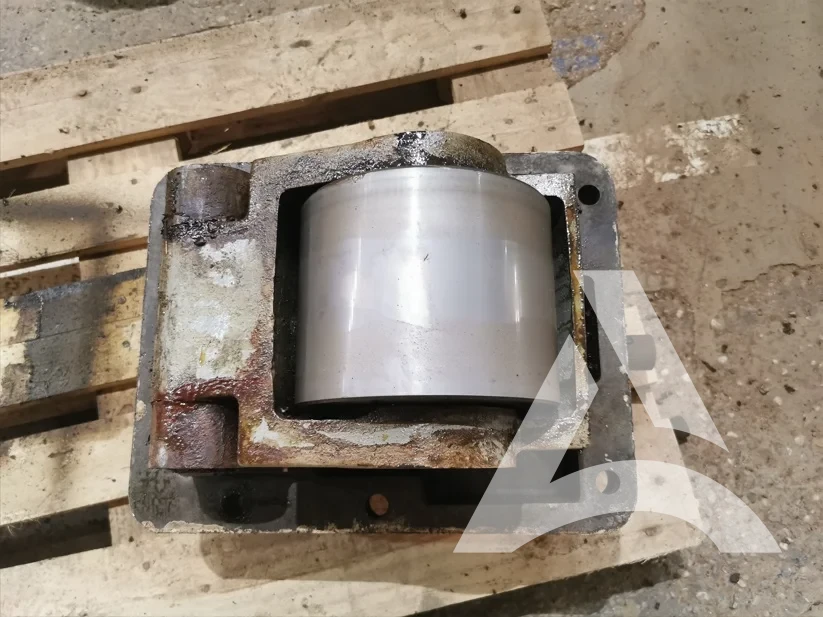 Pied de roulement industriel encrassé par la graisse et les résidus mécaniques