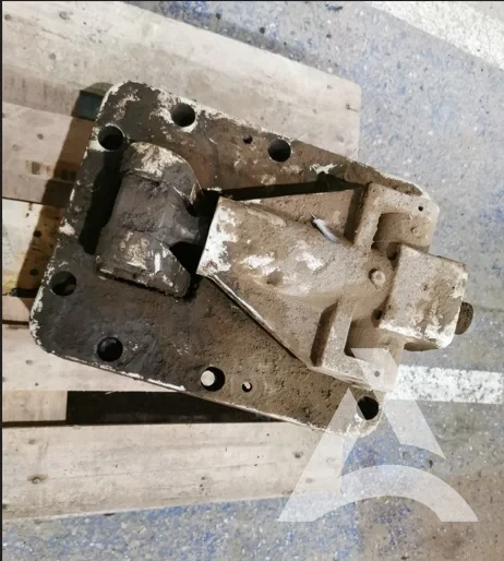 Plaque industrielle avec pivot fortement encrassée par la graisse