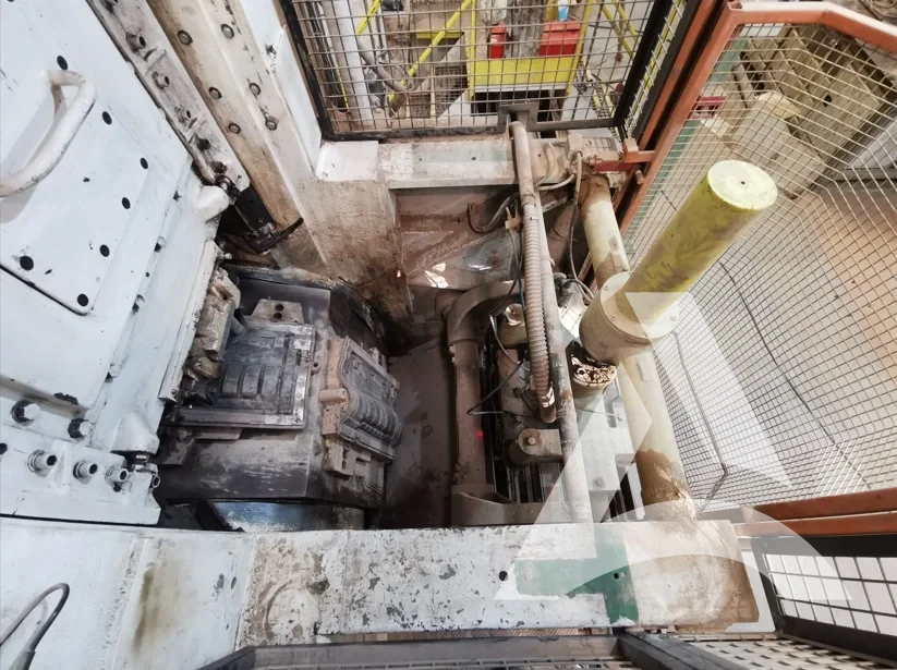 Presse industrielle encrassée par dépôts de terre et résidus de production