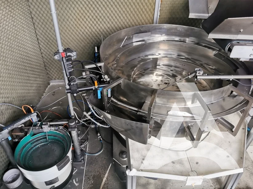 Machine de conditionnement et de comptage en acier inoxydable encrassée par la suie avant nettoyage