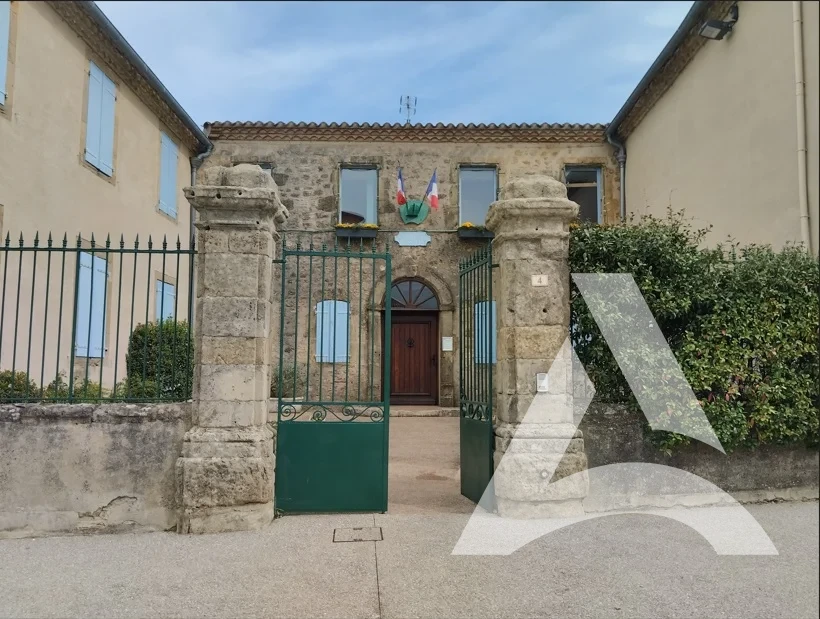 Pilier en pierre encrassé à l’entrée d’une mairie avant nettoyage