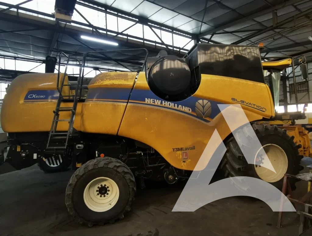 Moissonneuse agricole avant remise en état, carrosserie encrassée par poussières et résidus