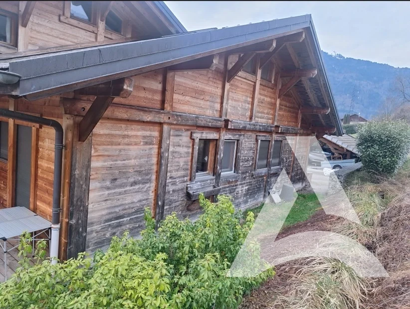 Face nord de chalet en bois encrassée par l’humidité et les mousses