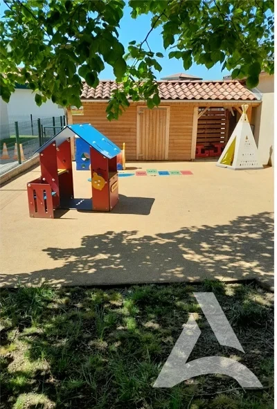 Aire de jeux avec sol souple en gomme nettoyé et remis en état