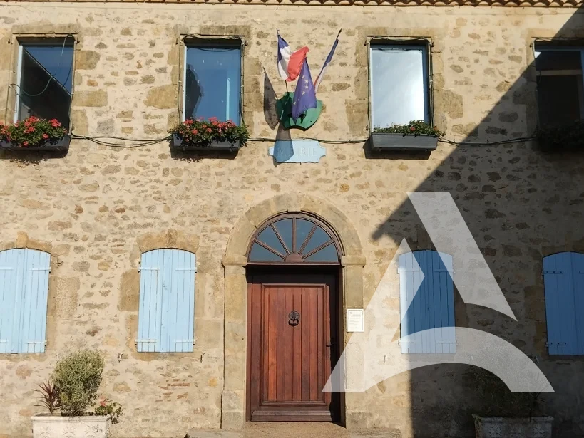Façade de mairie en crépi ancien après nettoyage doux