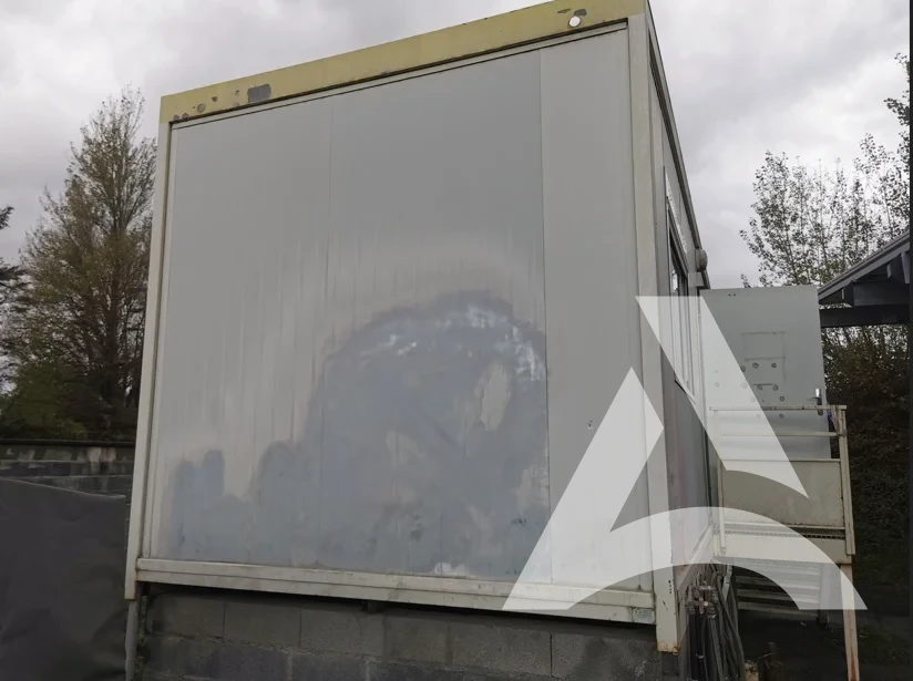 Façade de bungalow nettoyée après suppression complète des tags