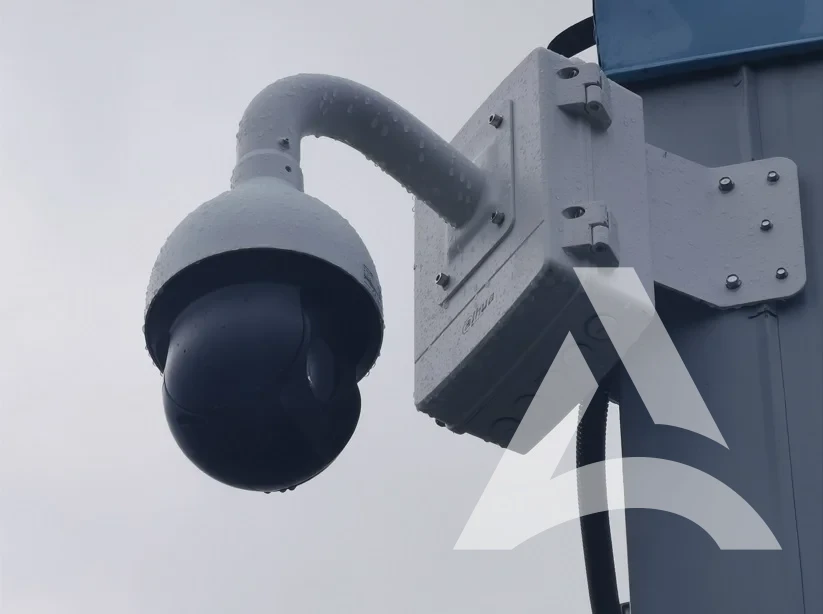 Caméra de vidéosurveillance nettoyée après retrait des tags