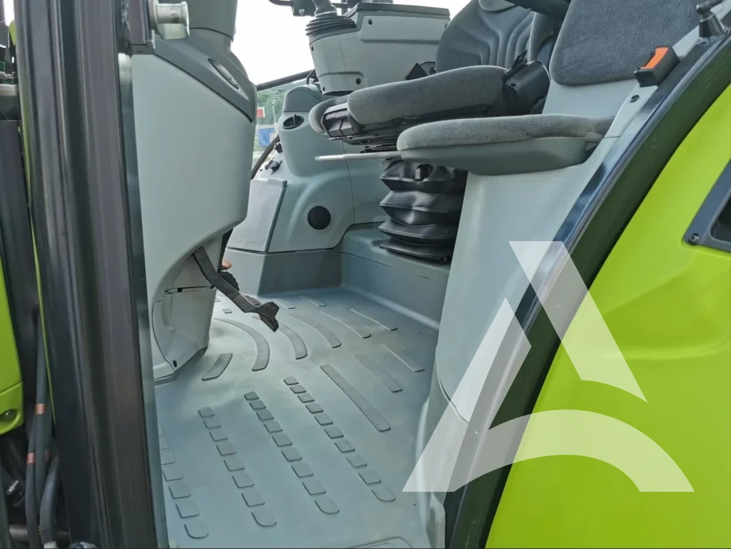 Intérieur de tracteur nettoyé et débarrassé de la boue