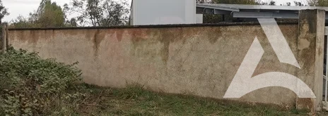 Mur en crépi nettoyé après suppression des tags et graffitis