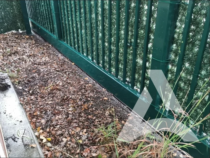 Portail métallique nettoyé et débarrassé des tags