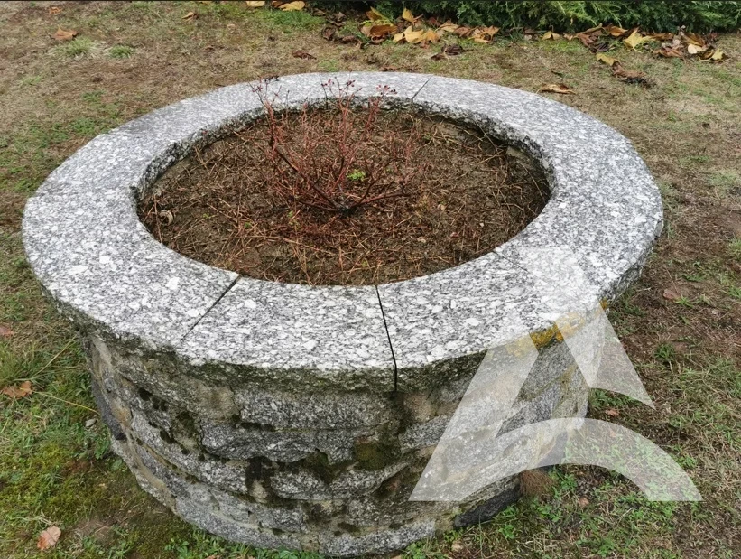 Puits en pierre nettoyé et débarrassé des tags