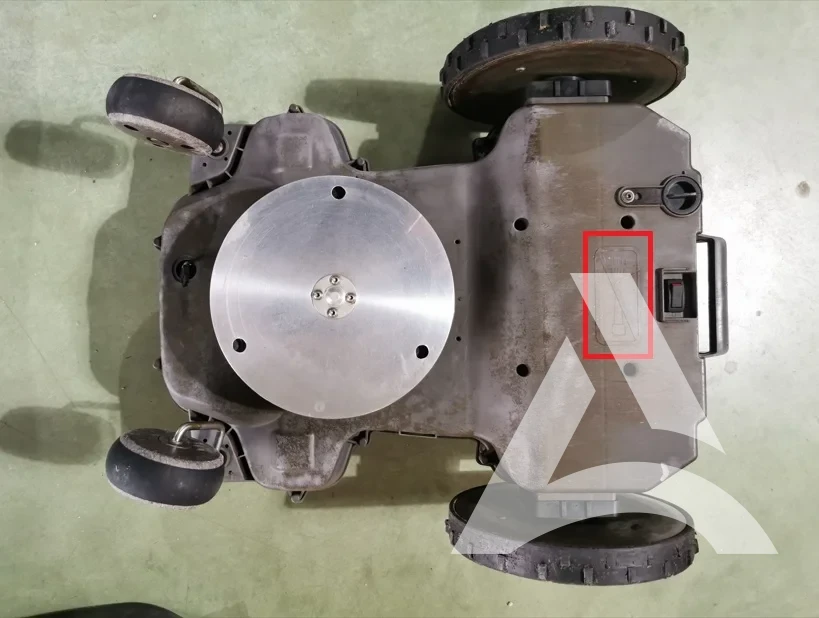 Dessous de robot tondeuse nettoyé et débarrassé des résidus