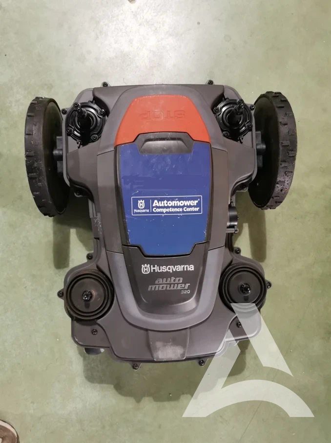 Robot tondeuse après nettoyage complet – Vue de dessus propre