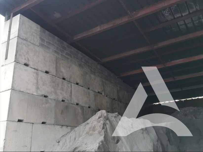 Mur en béton nettoyé après intervention post-incendie