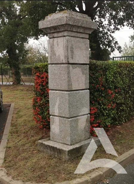 Pilier en pierre nettoyé après suppression des tags