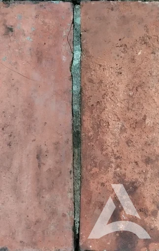 Chapeau de mur en terre cuite nettoyé et remis en état dans un cimetière