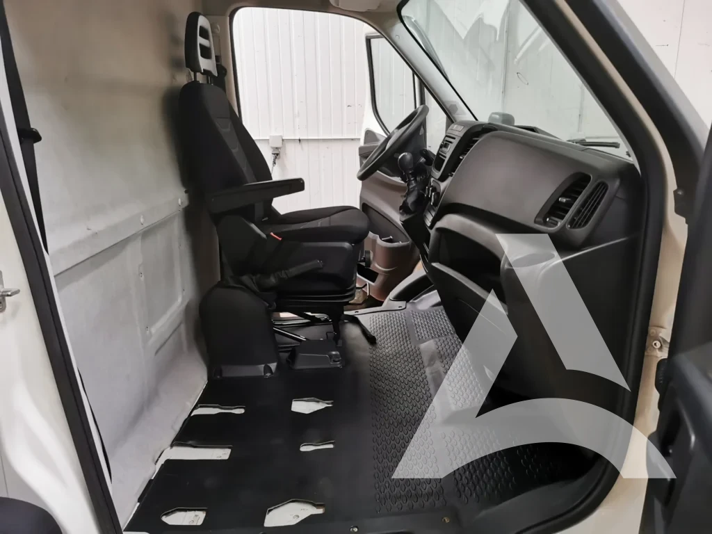 Intérieur de Trafic nettoyé et débarrassé de la boue