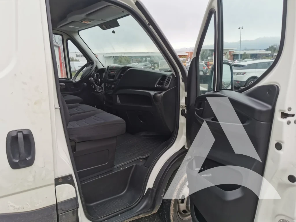 Côté droit intérieur d’un Renault Trafic nettoyé et débarrassé de la boue