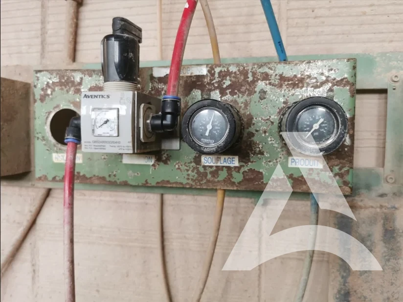 Régulation pneumatique industrielle nettoyée avec manomètres visibles