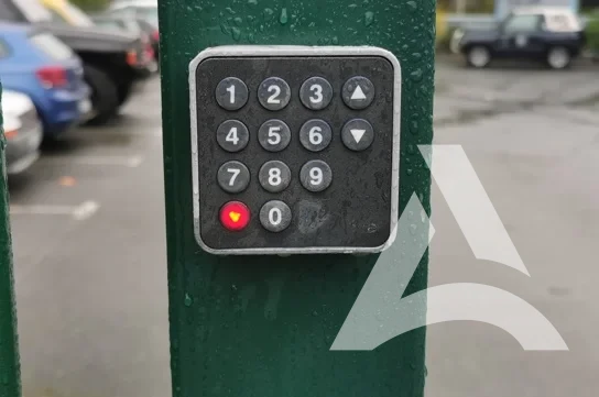 Clavier d’accès extérieur nettoyé et débarrassé des résidus de peinture