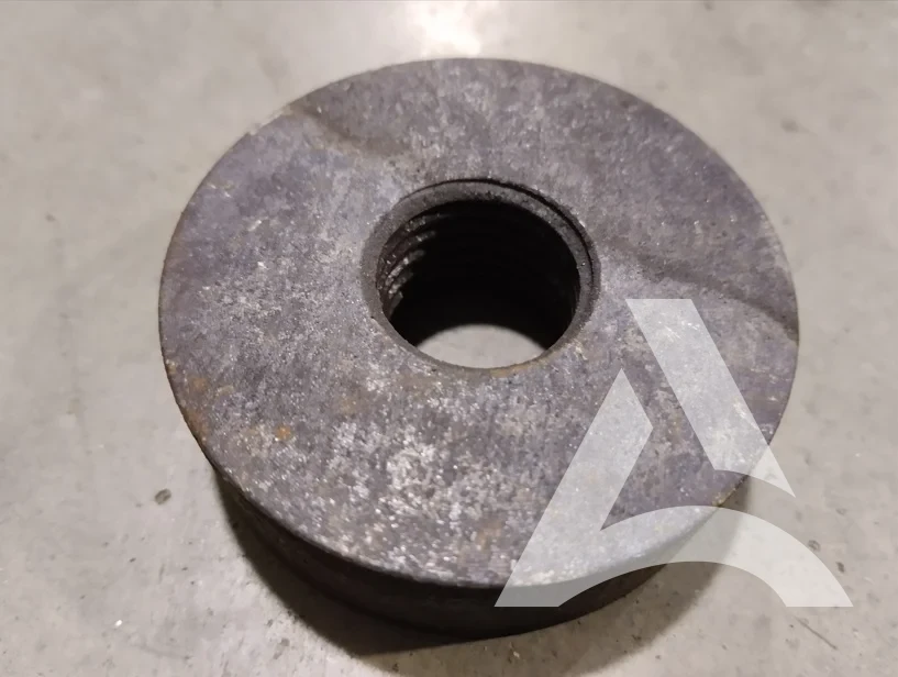 Coupleur métallique nettoyé avec pas de vis restauré