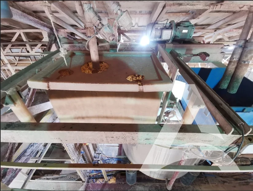 Cuve plastique industrielle nettoyée après élimination des résidus de colle sur structure acier et équipements mécaniques