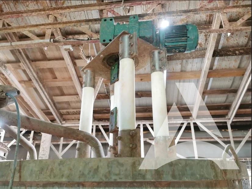 Isolants industriels nettoyés après élimination des résidus de colle sur supports plastiques et métalliques